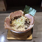 Hosomenya Quattro - 黒マー油豚骨ラーメン チャーシュー多め