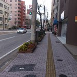 Tsurumi An - 電車通り沿いのお店です。