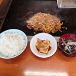 島屋食堂 - 料理写真:●とんちゃんランチ　800円

●ご飯大盛り　＋100円

これでは足りないだろう❔（笑）から

●焼きうどん（辛口）500円　　合計1,400円

を注文してみた