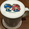 SANRIO CAFE Ikebukuro Ten - HELLO KITTY 50TH ANNIVERSARYのキャラクターラテアートホットカフェラテのキキ＆ララ