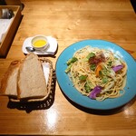 ドーニ ドーニ - 料理写真:●日替わりパスタ＋自家製パン（平日限定）1,000円
●麺大盛り　＋200円

日替わりパスタは
今日のパスタの一番上のみの一択

本格的イタリアンのパスタランチが
千円ならばコスパは高めだとは言える