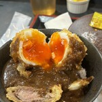 京都 かつ田 かつざんまい - 〆は半熟卵にカレーをかけて頂く