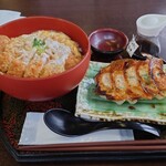 Umai Tonkatsu Aketo - かつ丼80㌘650円たまねぎ抜き＋青じそ餃子420円