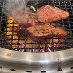 Yakiniku Fuzan - カルビ焼いてます