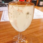 Italian Bar ANCORA - ★★★★こぼれワイン 440円 表面張力 まで なみなみ 継いでくれるので お得感でいっぱい！