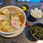 Yamagata Tobiuo Agoya Yamagata Honten - ワンタン麺+岩海苔+小ライス。