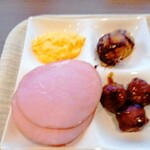 Hotel Via Inn Shin Osaka - ハムの下にナゲットがあります