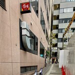 Sukiya Akasaka Roku Chome Ten - 室町砂場から北に抜ける細い通路、右手は国際新赤坂ビル西棟建て替え中