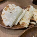 Indian Restaurant Shama - チーズナン