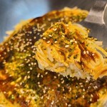 Okonomiyaki nacca - キャベツは蒸し焼き約10分と標準的なので甘味も普通くらい
      そばは表面に仄かに焼けめが付いていますが、軟らかさの残る焼き加減
      私はパリパリ派なので少し物足りませんが、全体的なバランスは良いと思います