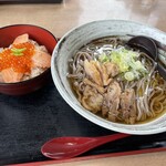 Soba Dokoro Banzan - 冷たい肉そばとはらこ飯のセット。最高。