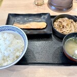 Yoshinoya Nishikyogoku Shichijo Ten - 牛鮭定食