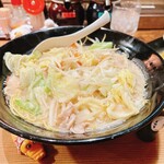 Menya Gantetsu - 野菜ラーメン(並) 869円
                        めちゃくちゃ大陸系みたいなボリューム⤴︎⤴︎