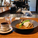 十八代笹川 - カレーとコーヒー　　コーヒー好きとしては、コーヒー提供するまでの様子が観察できるこの高低差のないカウンターすごく気に入りました