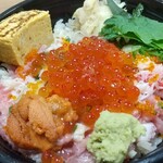 鮨たじま - 〇スペシャルぜいたく丼　2,800円
(ぜいたく丼に更にウニとカニが乗ります。正にこれは贅沢の極み)ρ( ^ｏ^)b_♪♪♪