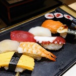 Sushi Tokoro Ryoba Kintetsu Hyakkaten Abeno Ten - 令和5年12月
                      ランチタイム(10:00〜15:00)
                      昼のサービス定食 税込1500円
                      にぎり寿司8貫(タイ、マグロ、イカ、サーモン、玉子、海老、タコ、穴子)、鉄火巻3切れ、赤出汁