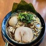 壱角家 - 「黒家系ラーメン」900円也。税込。味玉はクーポン利用。