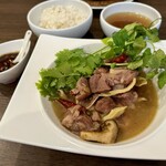 Sichuan Kyodo Sai Shanbarou - 骨付きラム肉薄塩煮 唐辛子ソース添え（連鍋羊肉湯） 1600円