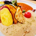 mumokuteki cafe - 2種のすり流しカレーと京野菜の炊いたん（1,700円） サラダセット（300円）