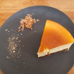 Y-s Yogashi to Cheese to Osake to. - この店のスペシャリテはこちら。白カビと醤油粕のベイクドチーズ。すぐ食べたくなって、写真撮るの忘れて、フォークをさしてしまいました。ほんとはキレイな形です。