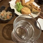 Hachibee - 串揚げ六種盛り合わせと焼酎お湯割り