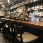 Nomikui Whisky - 店主さんこだわりのウィスキーのボトルが並ぶカウンター席