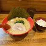 横浜家系ラーメン 赤家 - ラーメン790円