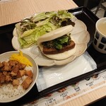 Taiwan Burger Fubao - Aセット。豚角煮バーガー、サラダ、大根スープ、魯肉飯の小で1,060円也。