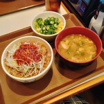 Sukiya Sendai Iwakiri Ten - 赤だれ白髪ねぎ牛丼　豚汁　サラダ