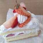 La Maison ensoleille table patisserie ShinYurigaoka Erumirodo Ten - こっちの横から