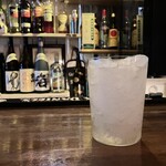 カフェ＆ワインバー　M - ワインバーですが、ハイボールをオーダー。カウンター奥をみていただけるとお分かりでしょうが焼酎もありますw