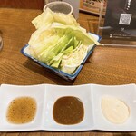 Kushiyaki Tamagawa - お通しの生キャベツ、左から薫香とニンニクの効いた塩ダレ、ニンニク味噌、マヨ