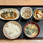 Wagaya no Shokudo Nippori Ten - 鯖味噌煮（ハーフ） ¥300 ＋ 玉ネギ甘酢 ¥160 ＋ 納豆 ¥140 ＋ 白いごはん（中） ¥230 ＋ みそ汁（並） ¥100