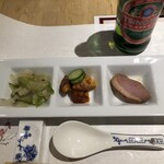 suu - 鴨肉一切れ、搾菜頂いてしまってからの写真ですみません。最初は青島ビール、その後はストレートの紹興酒がマッチする感じでした。