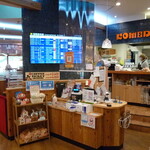 Komeda Coffee Ten Sentorea Ten - お店のレジ前　大きなディスプレイが目立つ