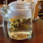 花ト喫茶ネコノコバン - ブルーミングティー（工芸茶）　出された直後①