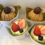 maiko - 箱オープン 仕切りは、ケーキのサイズに合わせて1つ1つ手作業でテープで止められていました。