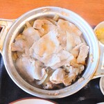 Hisamatsu Shokudo - 厚さ３〜４mmほどの豚肉は食べ応えのある食感
      具は他に白菜と玉ねぎのみ