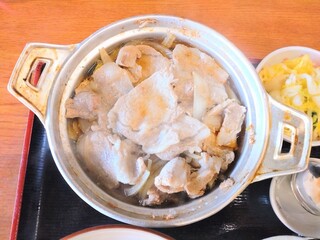 Hisamatsu Shokudo - 厚さ３〜４mmほどの豚肉は食べ応えのある食感
                        具は他に白菜と玉ねぎのみ