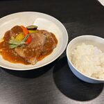 musubi - この日の週替わりのメインはビーフカツでした。
             
            サイドメニューはパンかご飯が選べたんでご飯にしてもらいました。