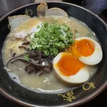 博多とんこつラーメン わ蔵  - 味玉らーめん 950円