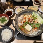 久兵衛屋 - 料理写真:旨辛もつ鍋定食(1265円)+うどん(165円)