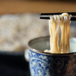 Soba Kiri Ukou An - 窓際の席で陽が照っていた。太陽で透き通るこの上等な蕎麦をご覧ください。