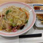 Ringer Hut Ion Higashinagawa Seashide Ten - 皿うどん＋餃子3個。