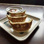 Sanpou Tei Nagaoka Shibikkukoa Ten - 餃子（６個、４２９円）を半分に