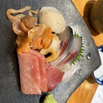 Azuma Sushi - お造り。あれこれ言わなくても分かってもらっています。お通し的に出てくる。