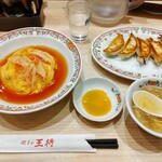 Gyoza no Osho Sanwa Fujigaoka Ten - 美味しそうな天津飯と餃子。これぞ町中華！なメニューですねぇ♪