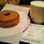 スターバックス・コーヒー - ドーナツとチャイティーラテ。