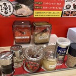 Yokohama Iekei Ramen Yuurakuya Sohon Ten - 卓上調味料