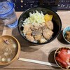 まるみや亭 - 黒ダレ豚丼定食(1050円) 小鉢は黒ダレ唐揚げ(右中段)とトマトのマリネ(右下)を選択